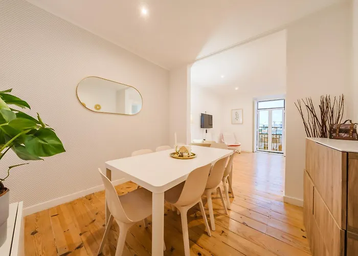 Downtown Penthouse Duplex 3 Bath 14 Guests Лиссабон